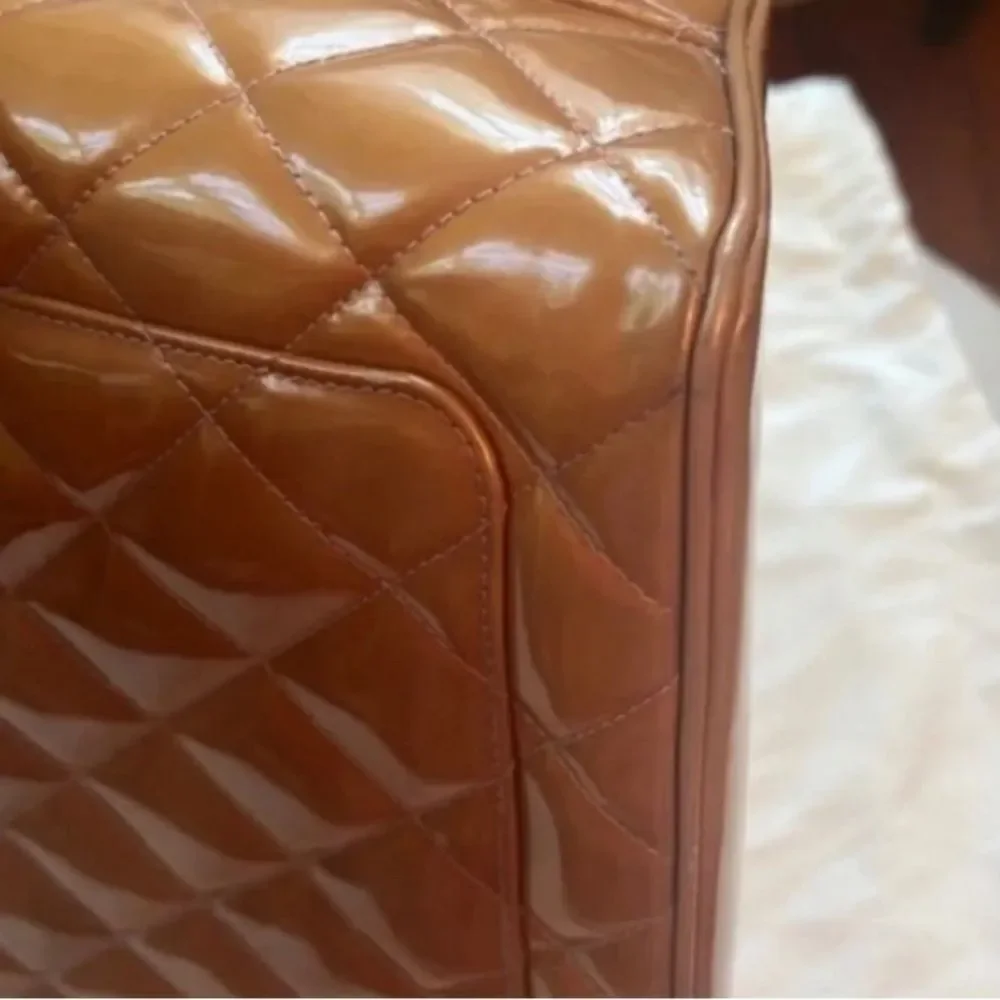AUTH *Chanel* 🌟OLD MONEY🌟Camel Medallion Patent Leather Classic Tote HandBag Y2K